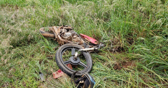 Motociclista de 25 anos morre ao colidir em dois veículos na GO-210