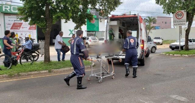 Homem sofre queda de bicicleta após ser fechado por veículo que evadiu do local