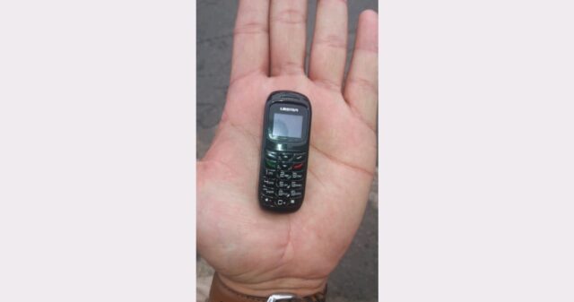 O celular que cabe em caixa de fósforo usado por presos, em Goiás