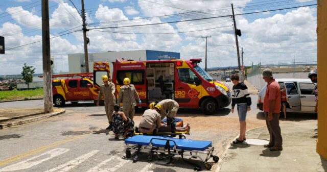 Acidente entre moto e ônibus deixa uma mulher ferida em Catalão