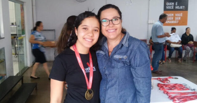 Colégio Veratz em Catalão, premia alunos que se destacaram em 2018