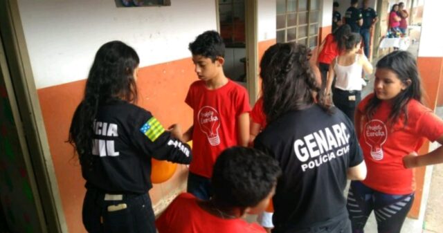 Policiais de Catalão realizam projeto social em escola da cidade