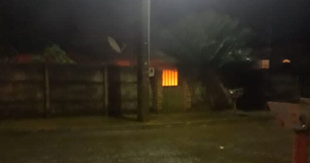 Policiais do Grupo de Patrulhamento Tático salva família de incêndio, em Pires do Rio/GO