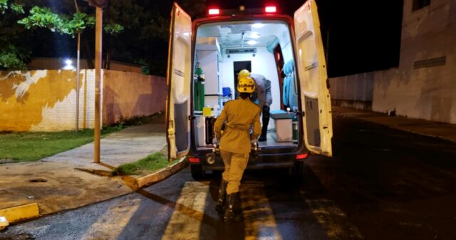 Bombeiros atendem acidente de trânsito envolvendo carro e moto na Vila Chaud, em Catalão