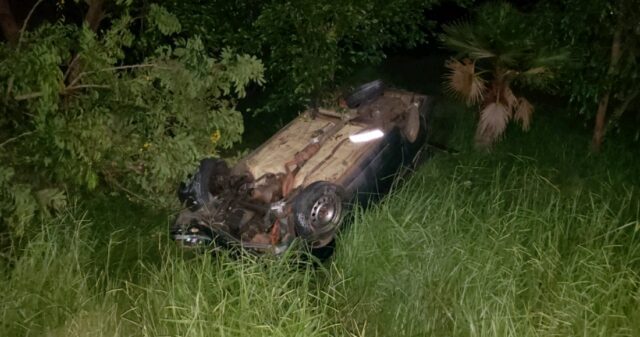 Carro com sete jovens capota e três ficam feridos no bairro Santa Cruz