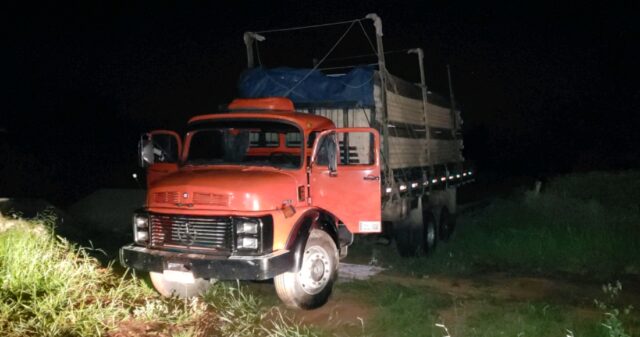 Caminhão furtado em Uberlândia é recuperado pela PM no Bairro Cruzeiro II,  em Catalão