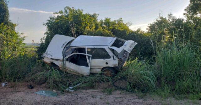 Capotamento na GO-504 em Catalão, deixa mãe e filho feridos