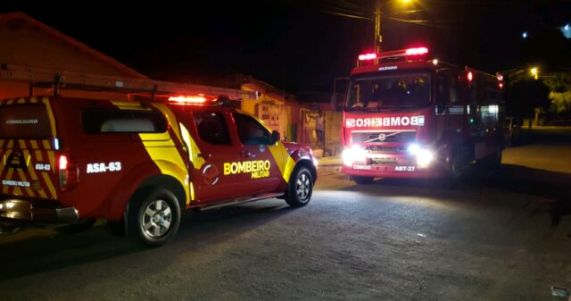 Bombeiros combatem incêndio em residência, em Catalão