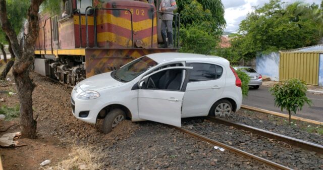 Acidente envolvendo carro e locomotiva é registrado no bairro Nossa Senhora de Fátima, em Catalão