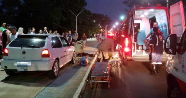 Carro invade calçada e quatros pessoas ficam feridas em Catalão