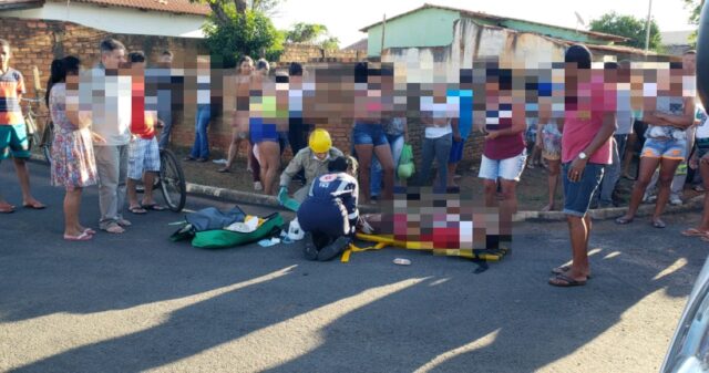 Carro bate em muro após colisão com moto e uma pessoa fica ferida
