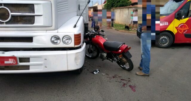 Menor de idade conduzindo moto sem placa se envolve em acidente de trânsito com caminhão