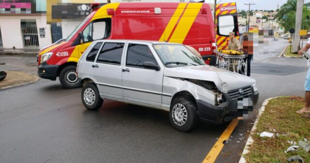 Mulher fica ferida durante colisão entre dois carros no Bairro São João