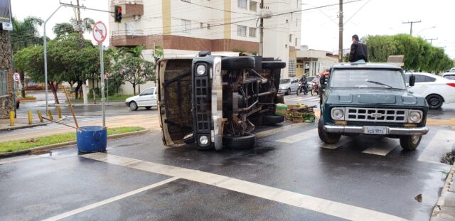 Sem freio, motorista perde o controle de caminhonete e veículo tomba no centro de Catalão