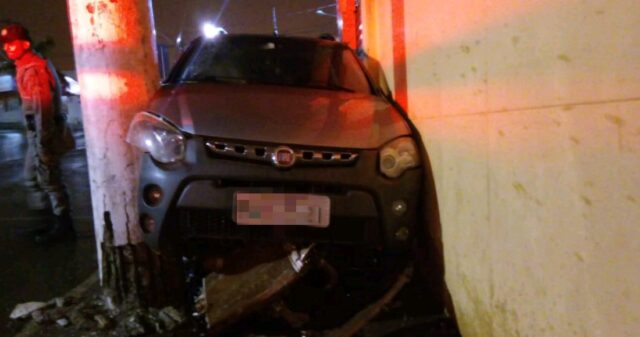 Motorista abandona carro após subir na calçada e bater em poste, em Catalão