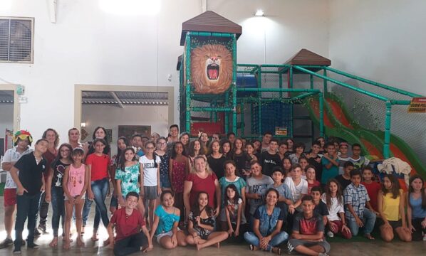 Alunos do 5°ano da Escola Professora Ediene da Silva Dias, despedem da escola com chave de ouro