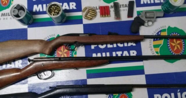 Polícia Militar realiza a prisão de um homem que estava na posse de 04 armas de fogo e várias munições