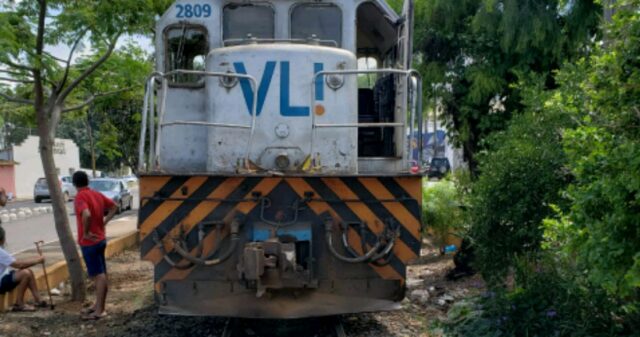 Em Catalão, colisão entre trem e carreta quase provoca tragédia
