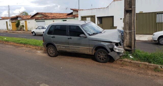 Veículo bate em poste de energia no bairro Ipanema