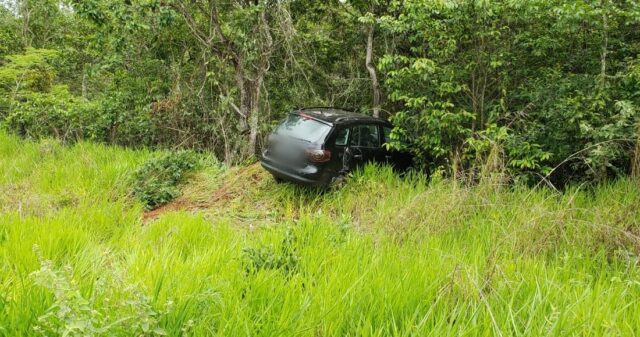 Condutor de veículo perde controle direcional após cair em buraco na GO-330