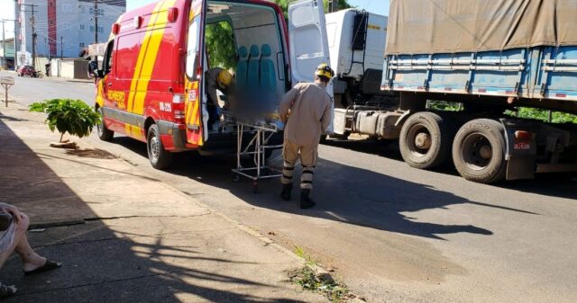 Mulher fica ferida após queda de moto, no bairro Vila Chaud