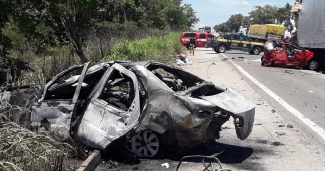 Acidente em Porangatu deixa sete mortos, entre eles dois bebês e quatro pessoas carbonizadas