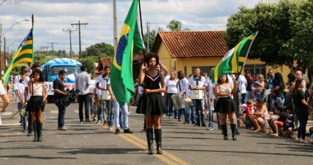Desfile Cívico marca comemoração do aniversário da cidade de Cumari – 71 anos