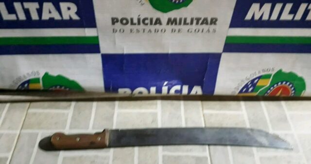 Mulher é golpeada com facão em tentativa de homicídio e suspeito é preso em flagrante