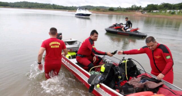 Helicóptero cai com duas pessoas no Lago Corumbá, em Caldas Novas