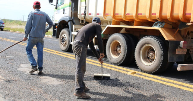 Prefeitura de Três Ranchos realiza Operação Tapa Buraco na rodovia GO-330