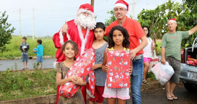 Equipe Zap Catalão realiza entrega de brinquedos para crianças de vários bairros em Catalão