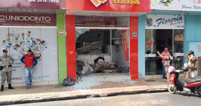 Motorista perde controle de caminhonete que colide contra comércio no centro de Catalão