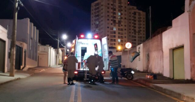 Colisão entre carro e moto deixa motociclista ferido no centro de Catalão