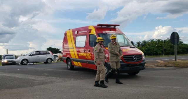 Mulher fica ferida após colisão entre moto e carro na BR-050, em Catalão