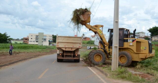 Programa Limpeza de Lotes Baldios: Prefeitura começa serviço e cobrará despesas dos proprietários dos terrenos vagos