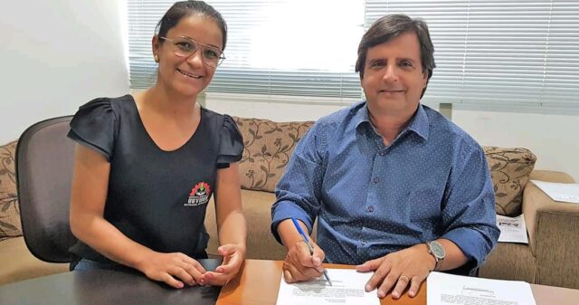 Prefeito Onofre Galdino, implementa o Piso Nacional da Educação para a rede municipal de ensino