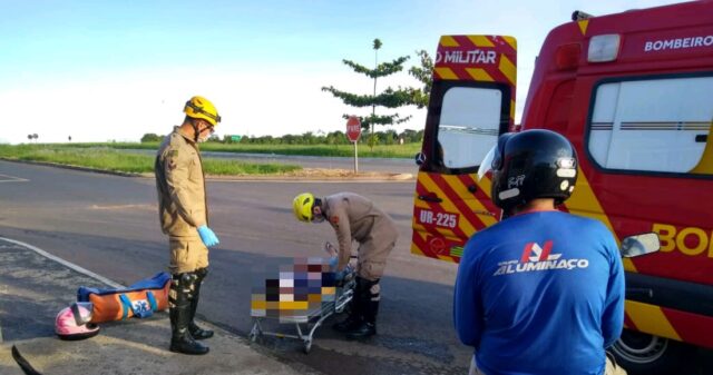 Em Catalão, motociclista fica ferido após envolver em acidente de trânsito com caminhão