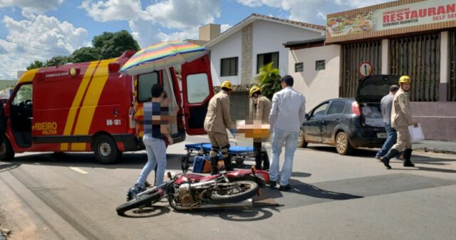 Colisão entre carro e moto deixa uma jovem ferida no bairro São João