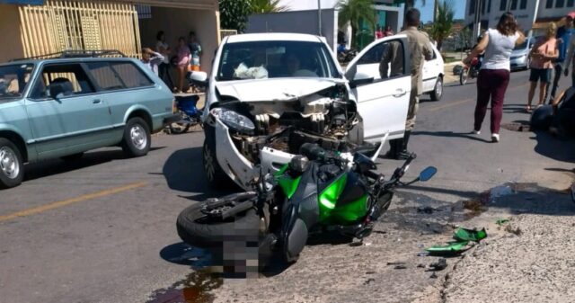 Acidente entre carro e moto deixa duas pessoas feridas no Centro de Ipameri