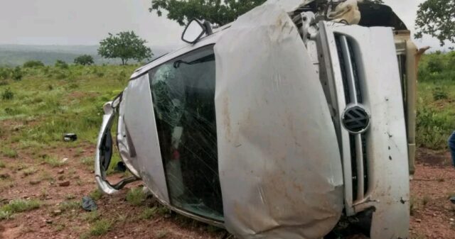 Motorista tem ferimentos graves após capotar carro na GO-210 próximo a Corumbaíba