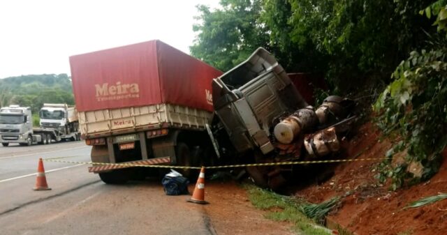 Motorista fica ferido em acidente na BR-050, próximo à Ponte Wagner Estelita Campos, em Minas Gerais