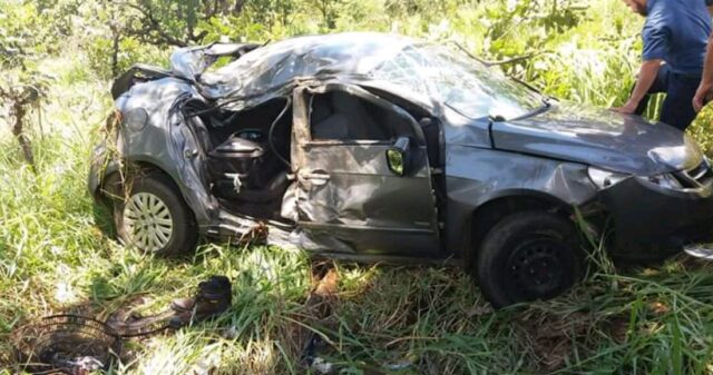 Buracos na GO-330 causa capotamento e deixa o motorista ferido