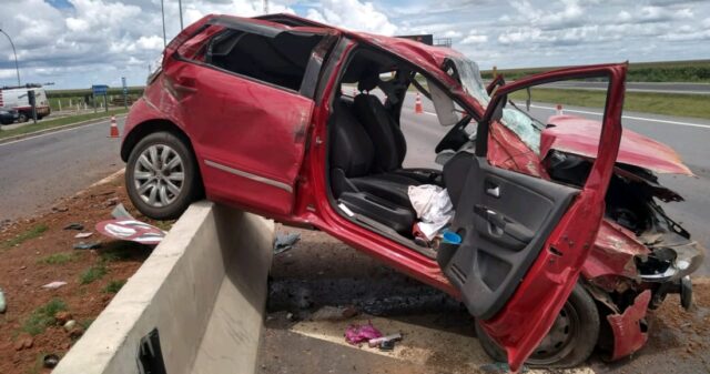 Motorista dorme e capota carro na BR 050, três pessoas ficam feridas