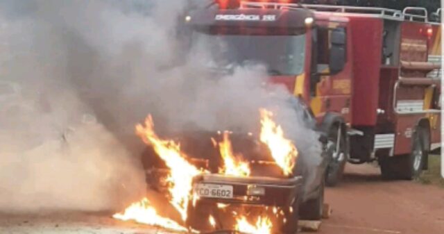 Bombeiros combatem incêndio em veículo, em Ipameri