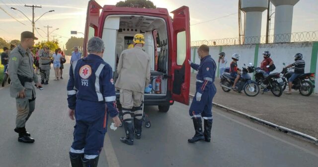 Colisão entre uma motocicleta e carreta deixa uma mulher ferida em Catalão