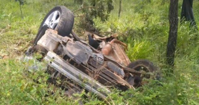 Carro capota na GO-330 após passar por buraco e motorista fica ferido, próximo a Catalão