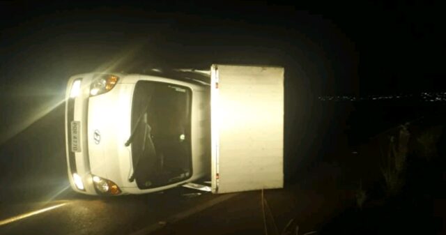 Caminhonete tomba e motorista fica ferido na GO-020, em Pires do Rio