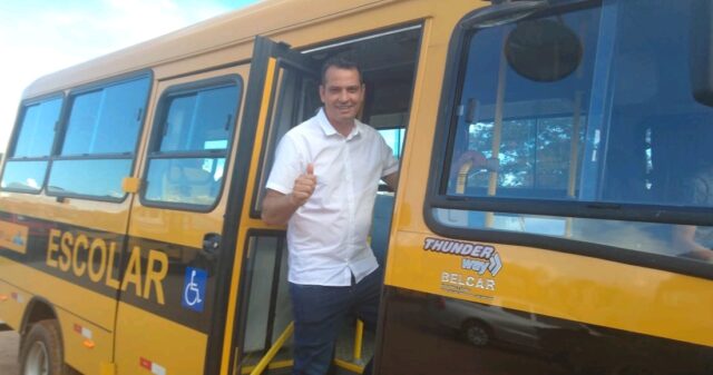 Prefeitura de Cumari ganha ônibus para transporte escolar