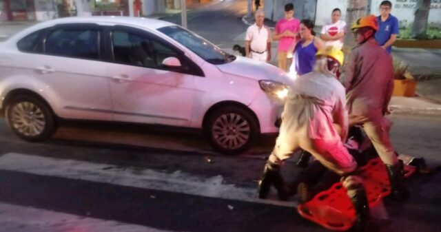 Colisão entre carro e moto deixa uma mulher ferida no Centro da cidade de Catalão