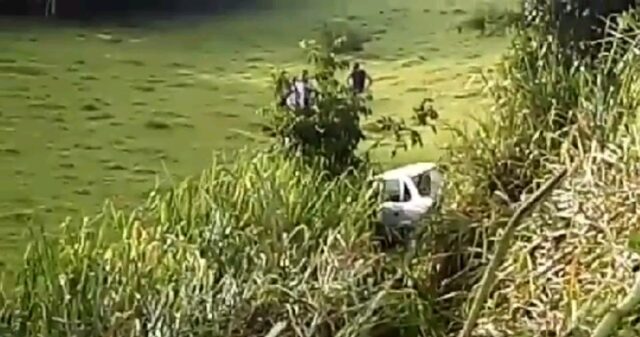 Após tentar desviar de buraco, carro cai em ribanceira e fere quatro pessoas da mesma família próximo a Urutaí